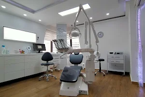 Cabinet Dentaire Dr Walid Aouini - Centre Urbain Nord image