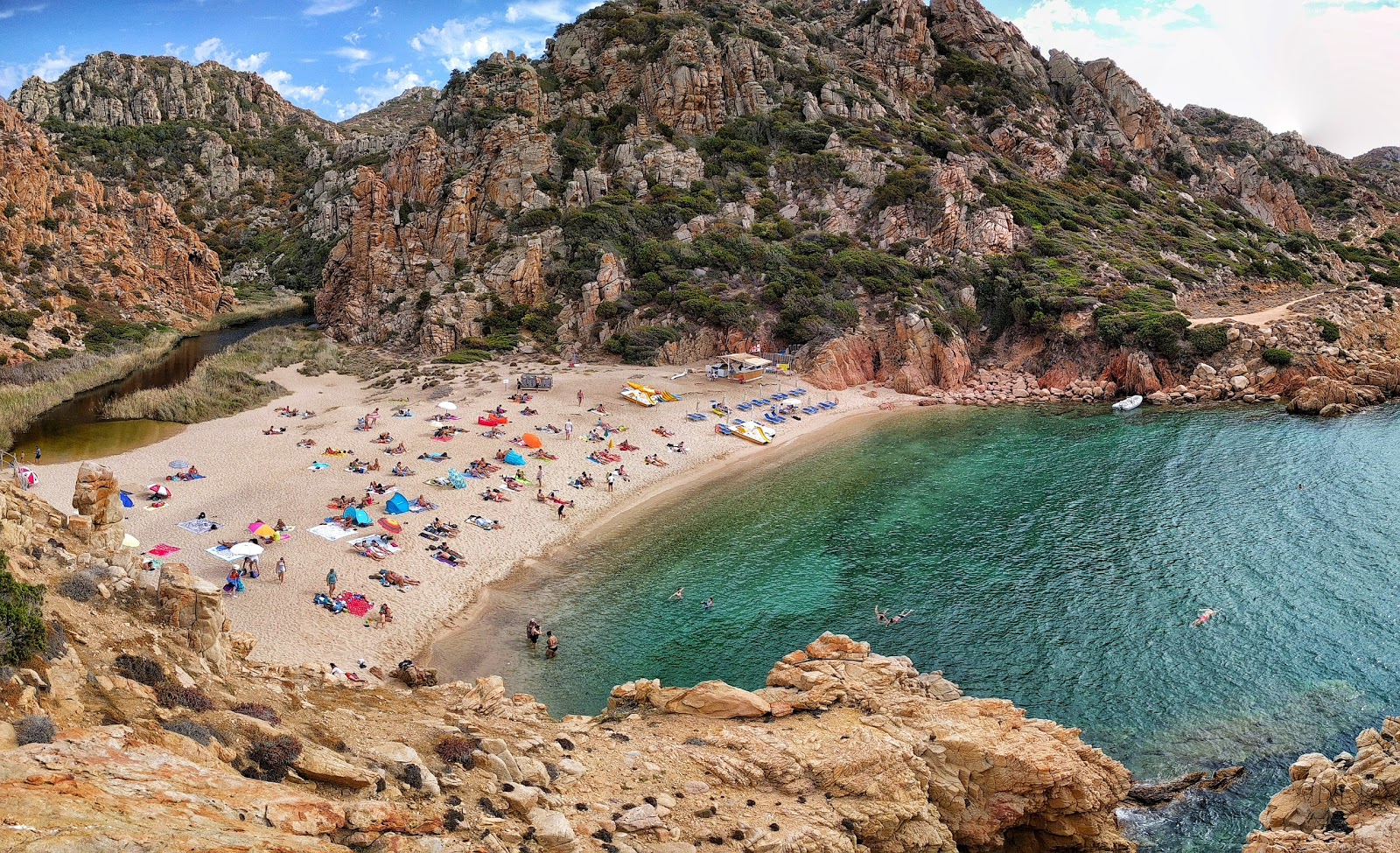 Spiaggia di Cala li Cossi'in fotoğrafı doğal alan içinde bulunmaktadır