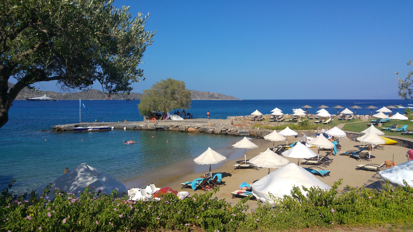 Photo de Plage d'Elounda II avec petite baie