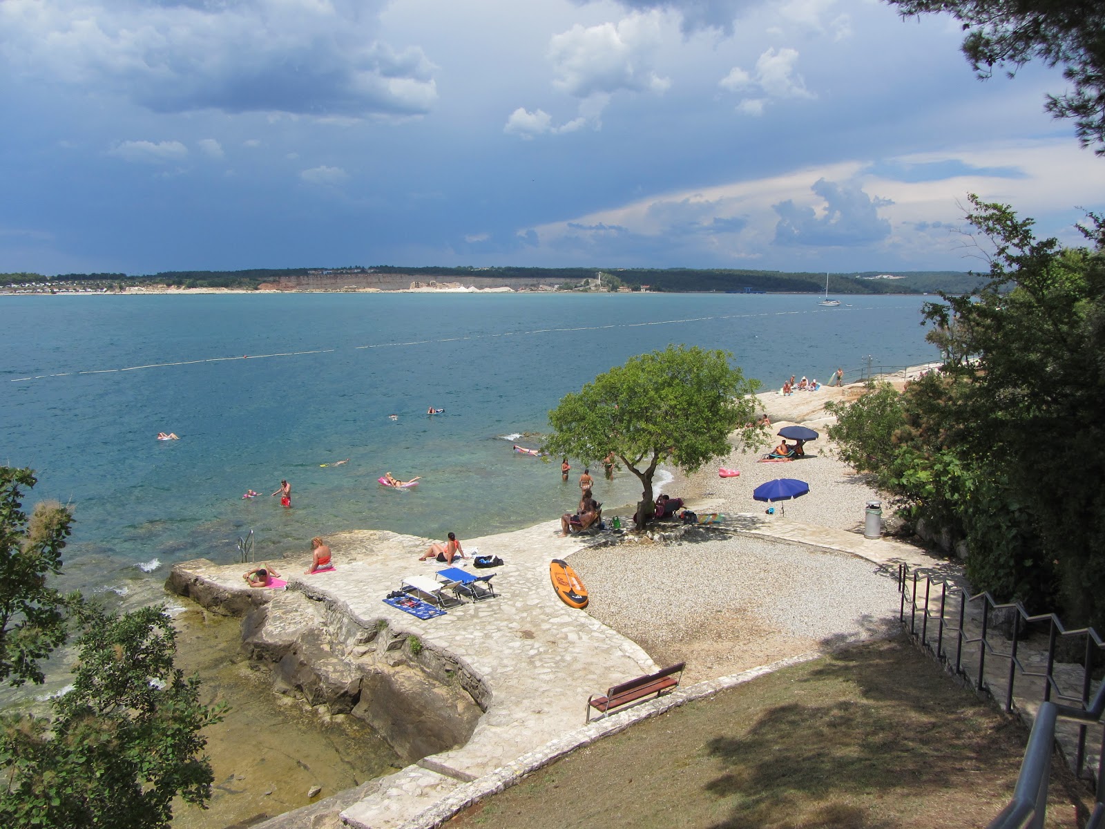 Foto de Crnika beach con arena beige y guijarros superficie