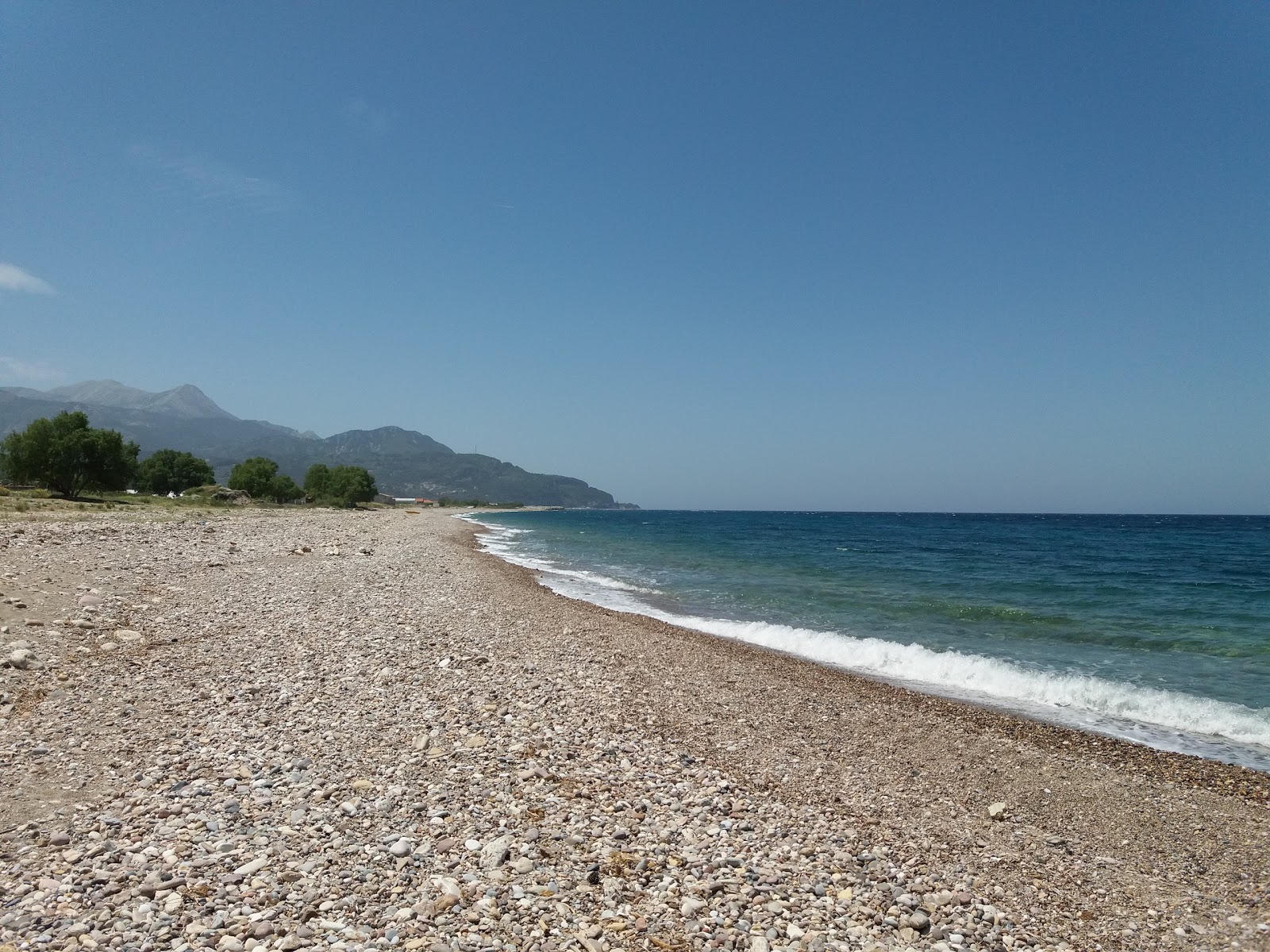 Foto von Petalides beach II mit beiger kiesel Oberfläche