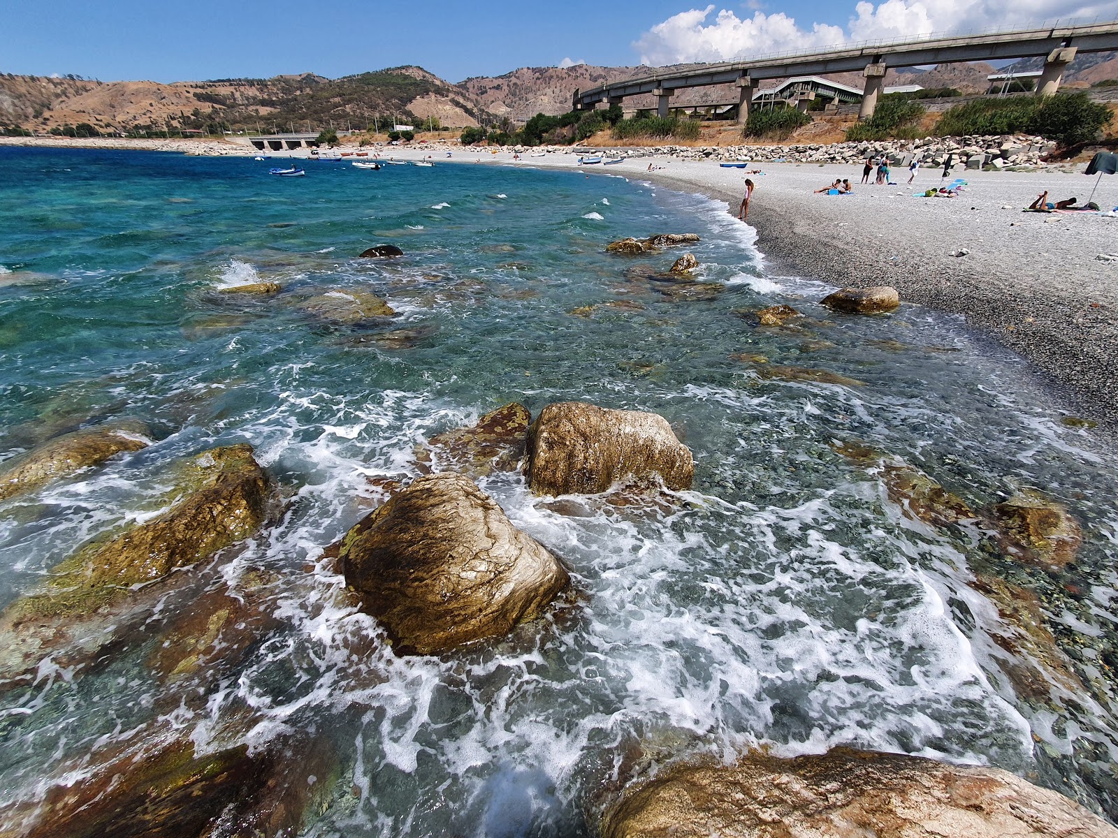 Foto av Spiaggia Saline Ioniche med grå fin sten yta