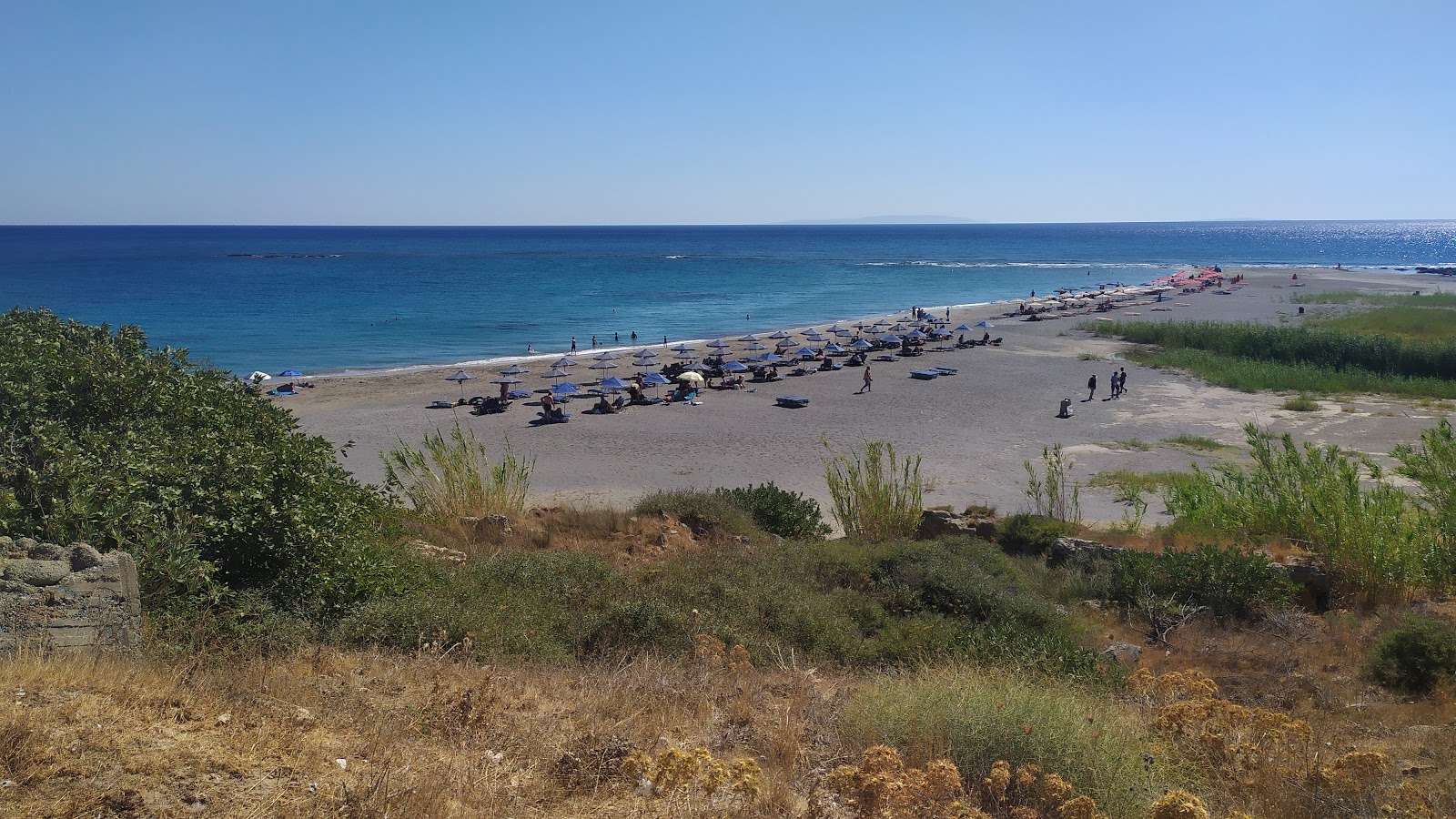 Foto von Frangokastello beach und die siedlung