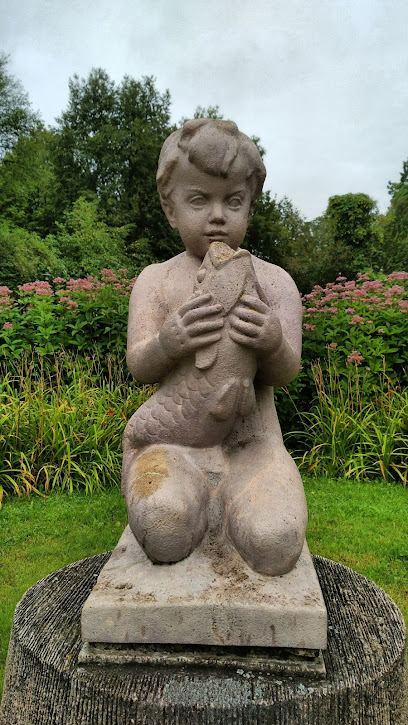 Bērns ar zivi, Skulptūra