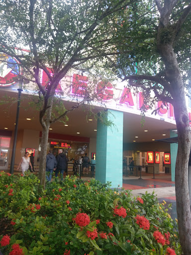 Movie Theater «Regal Cinemas The Loop 16 & RPX», reviews and photos, 3232 N John Young Pkwy, Kissimmee, FL 34741, USA