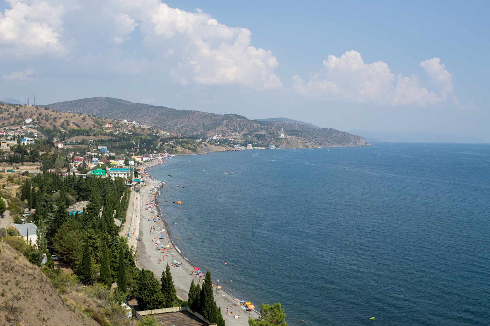 Foto di Juzhnyy Beach con una superficie del sabbia beige