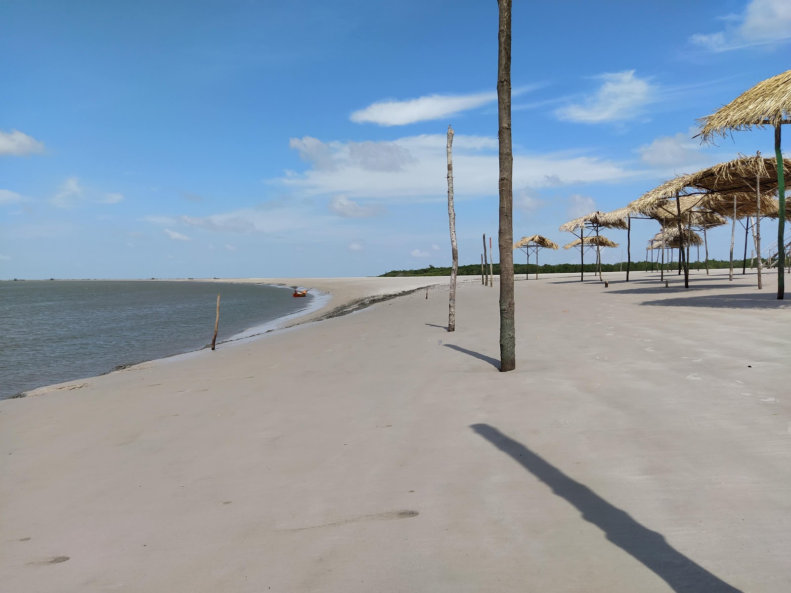 Foto von Lembe Strand mit beiger sand Oberfläche