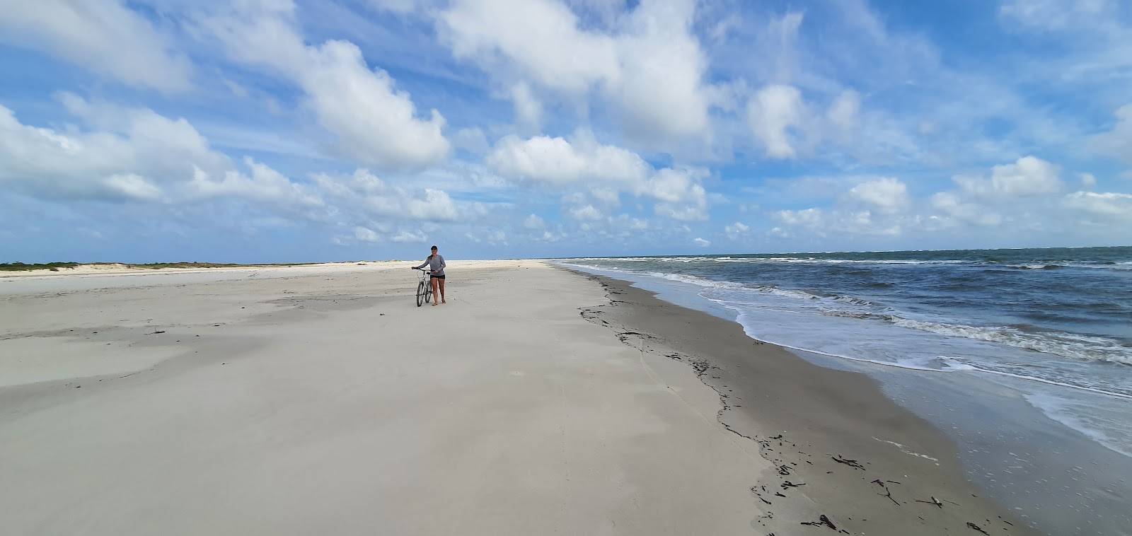 苏佩拉圭海滩的照片 带有明亮的细沙表面