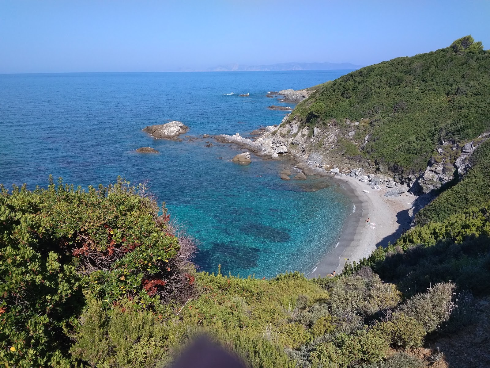 Foto von Aggeletou beach mit beiger kiesel Oberfläche