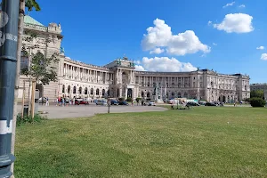 Heldenplatz image