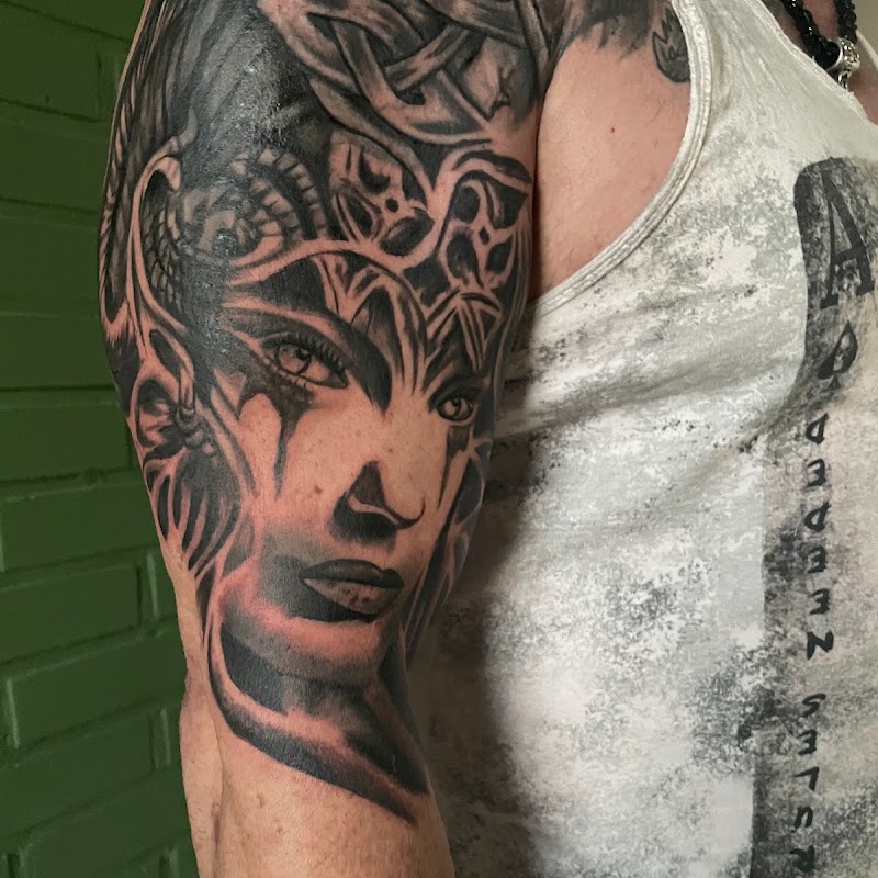 Blutlinie Tattoo by Tanja Tinte