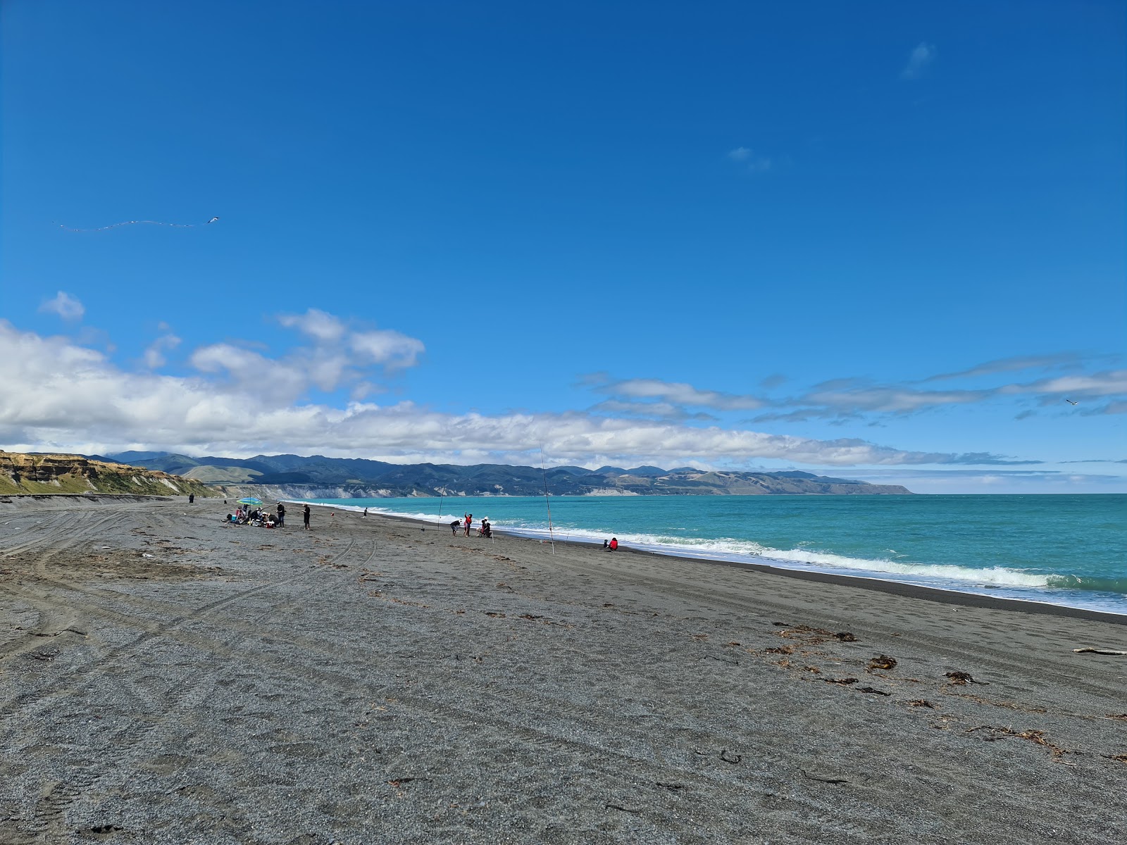 Foto di Lake Ferry Beach con una superficie del piccoli ciottoli grigi