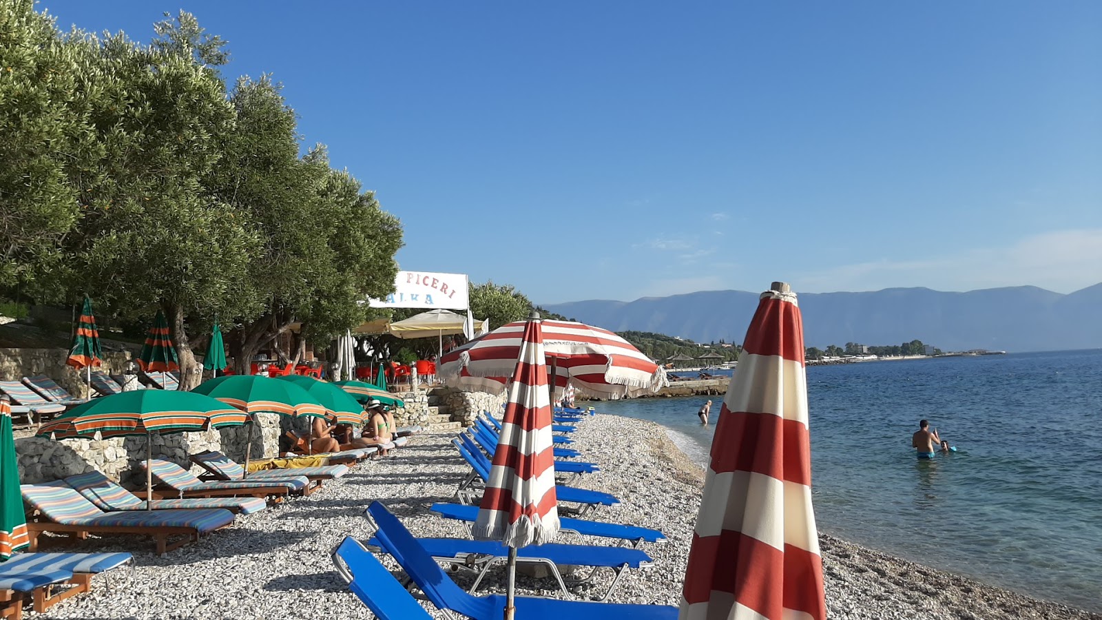 Plazhi i Ullirit'in fotoğrafı uçurumlarla desteklenmiş