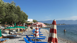 Plazhi i Ullirit'in fotoğrafı uçurumlarla desteklenmiş