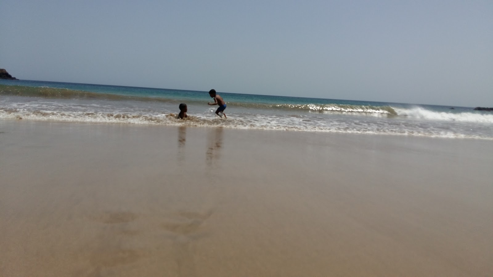 Photo de Praia de Portinho entouré de montagnes