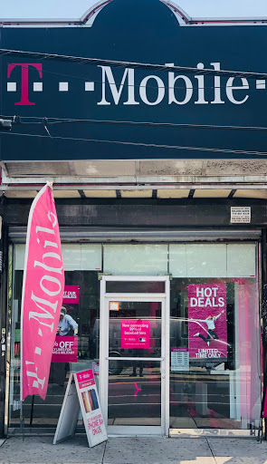 Cell Phone Store «T-Mobile», reviews and photos, 7517 Parsons Blvd, Fresh Meadows, NY 11366, USA
