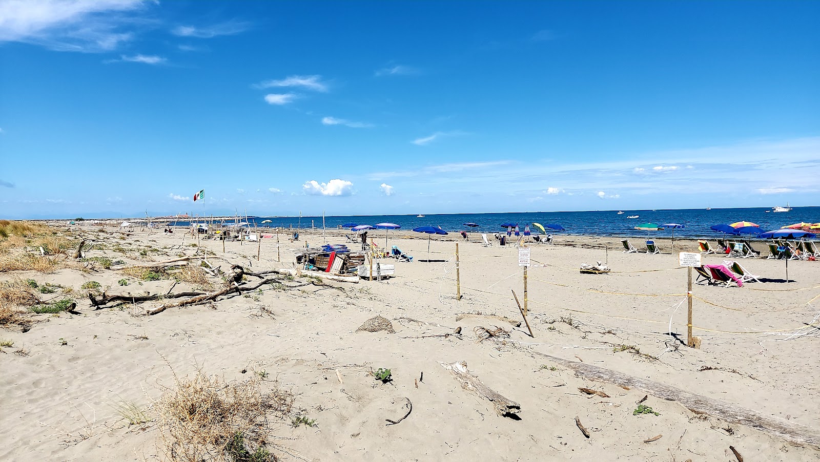 Fotografie cu Spiaggia di Ca Roman cu o suprafață de nisip strălucitor