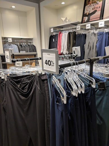 Clothing Store «Banana Republic Factory Store», reviews and photos, 422 86th St, Brooklyn, NY 11209, USA