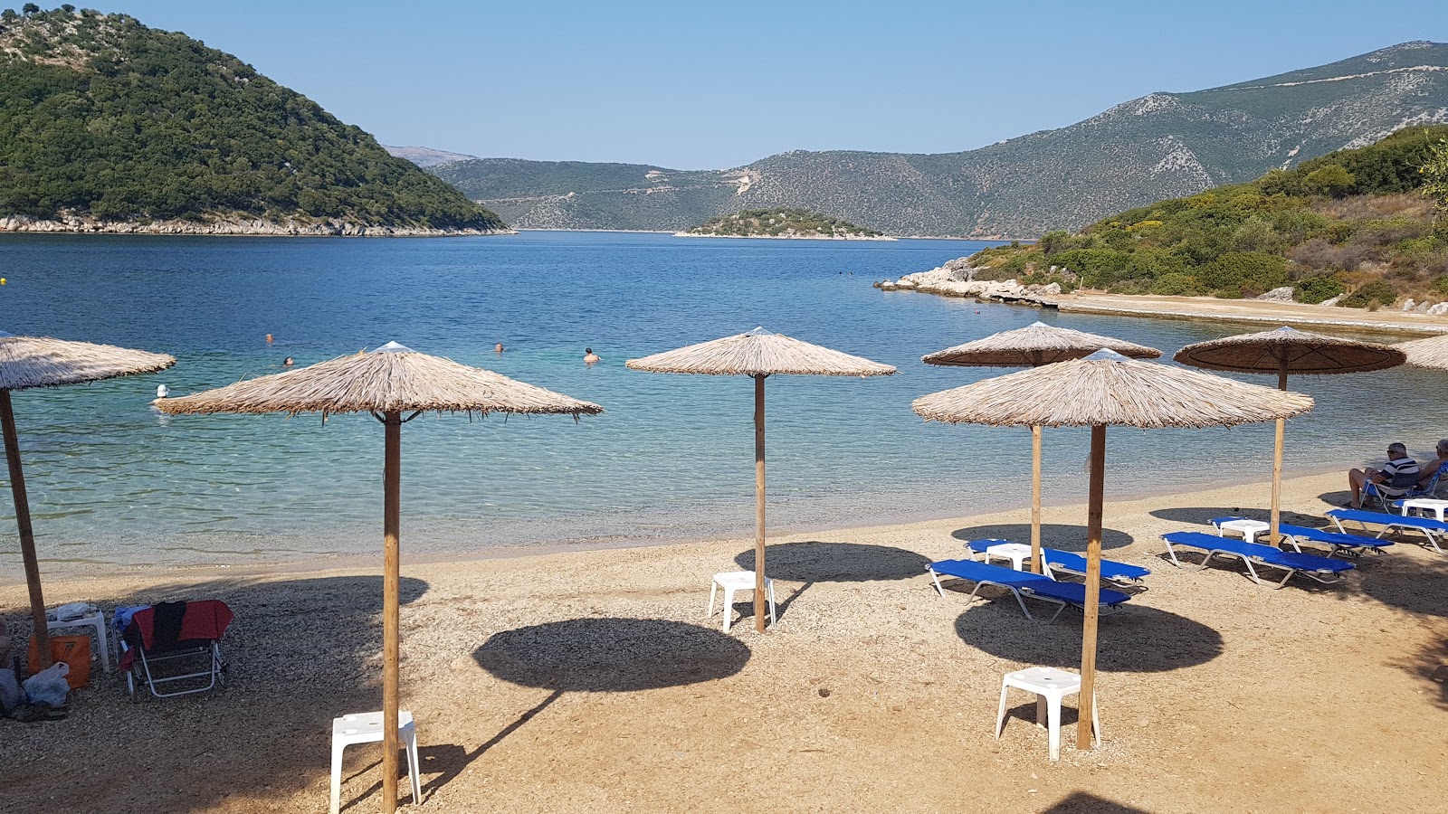 Fotografie cu Loutsa beach zonele de facilități