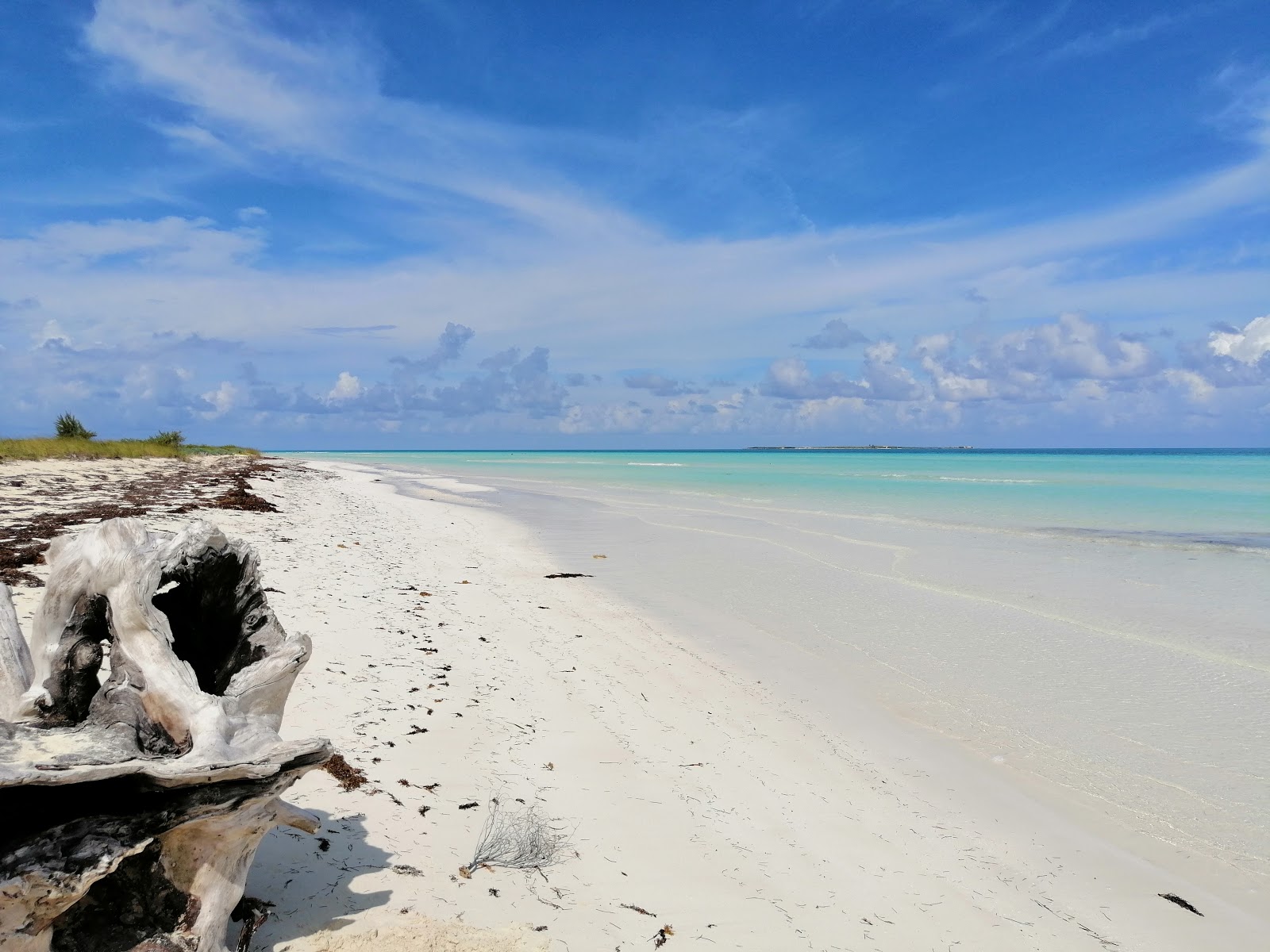 Foto von Playa Las Gaviotas mit feiner weißer sand Oberfläche