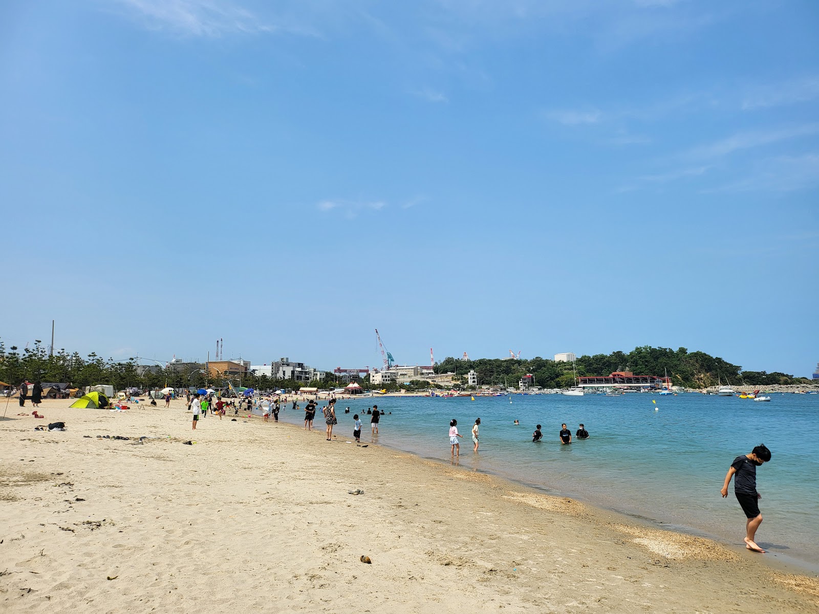 Ilsan Beach的照片 带有宽敞的海湾