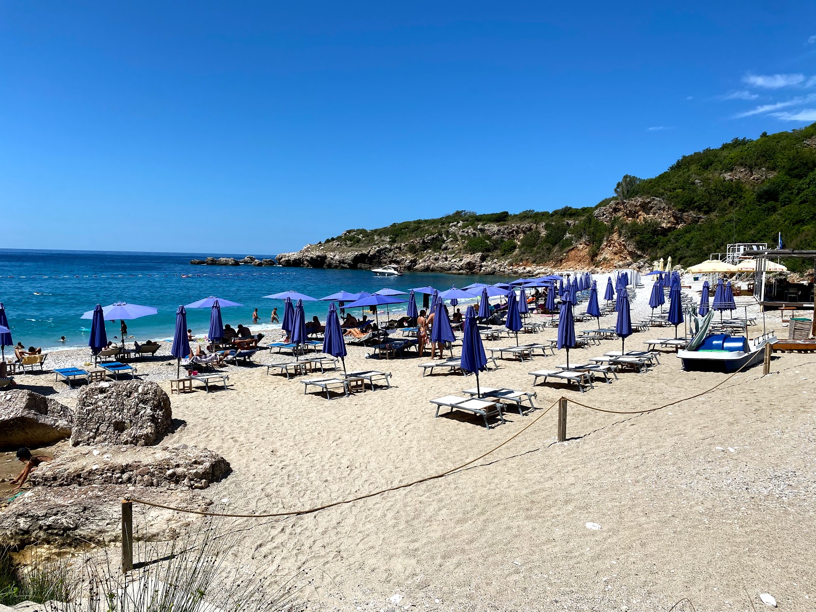 Foto van Drobni Pijesak beach met kleine baai