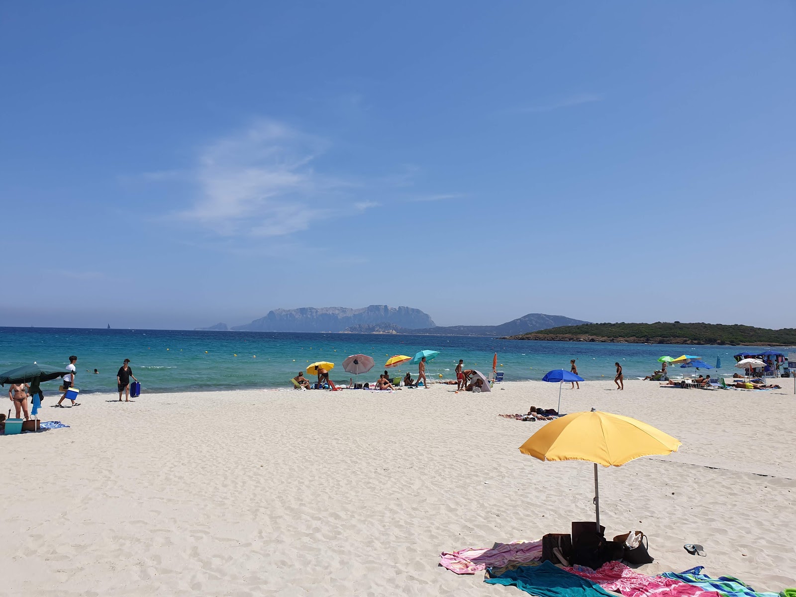 Photo de Plage de Pittulongu protégé par des falaises