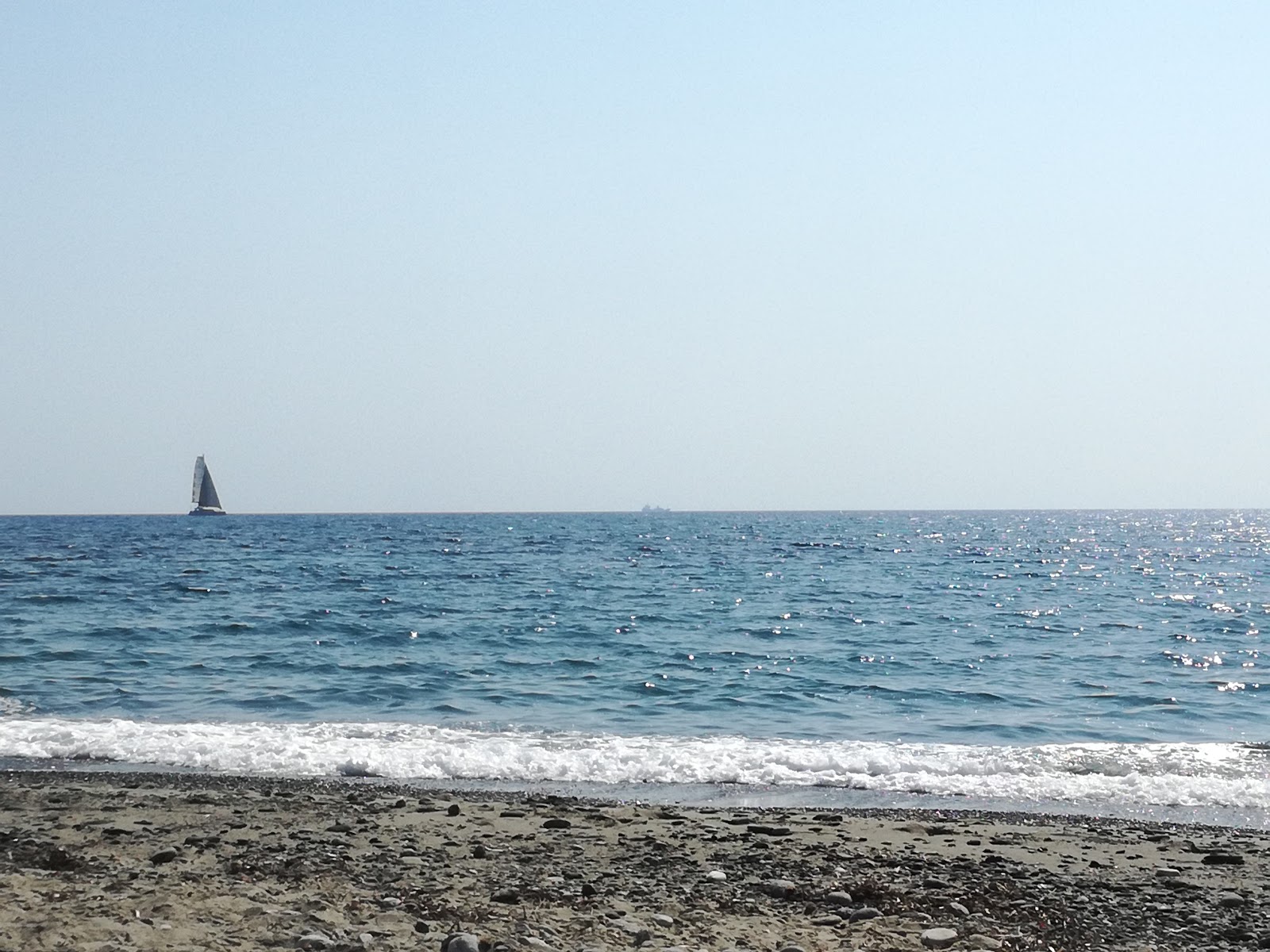 Photo de Spiaggia dello Scoglio Cuzzufri avec l'eau bleu de surface