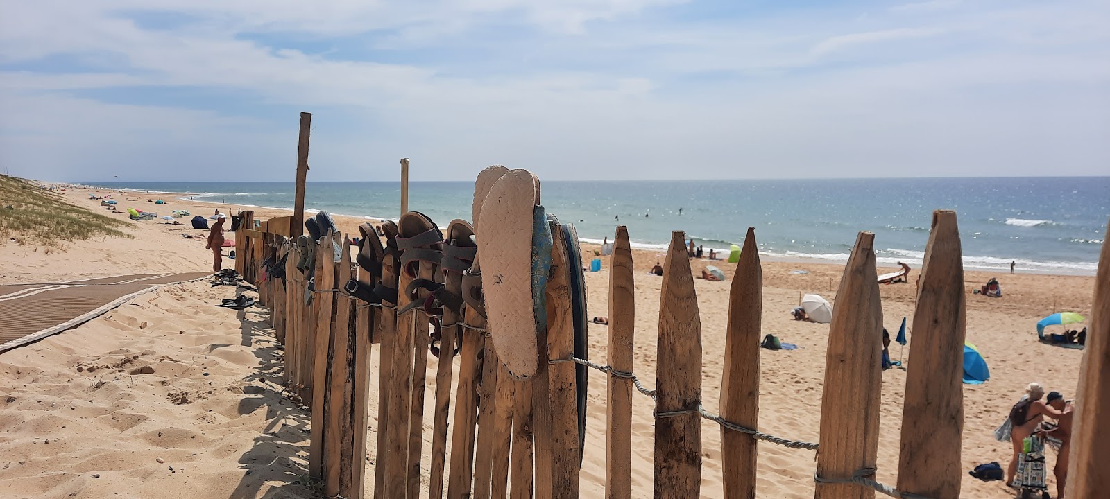 Foto von Arnaoutchot Naturiste mit langer gerader strand