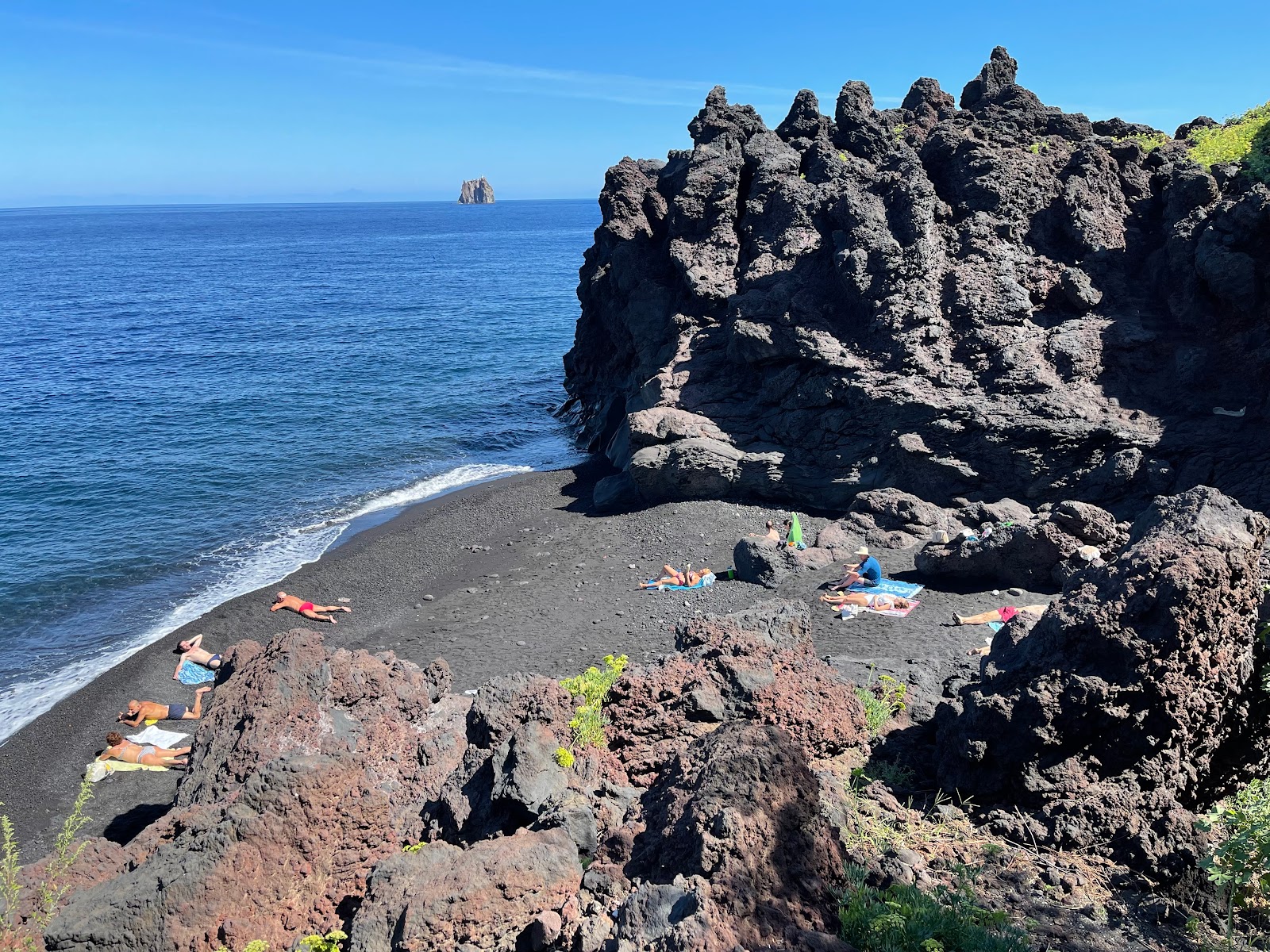 Foto von Spiaggetta di Adelaide mit schwarzer sand & kiesel Oberfläche