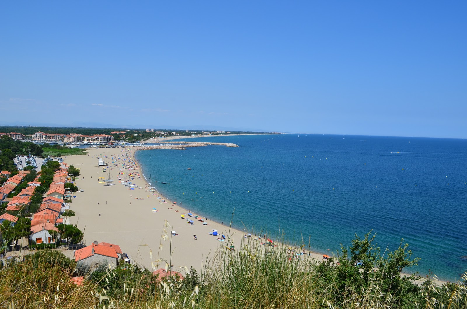 Foto di Spiaggia di Racou con una superficie del sabbia beige fine