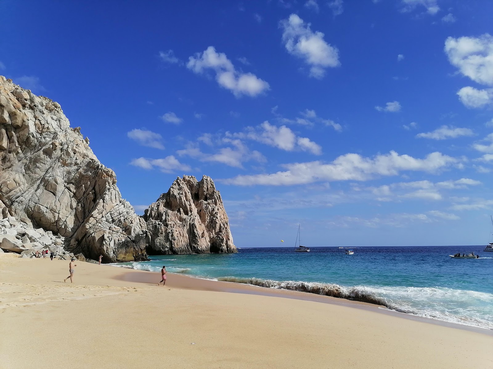 Playa de los Amantes的照片 带有宽敞的海岸