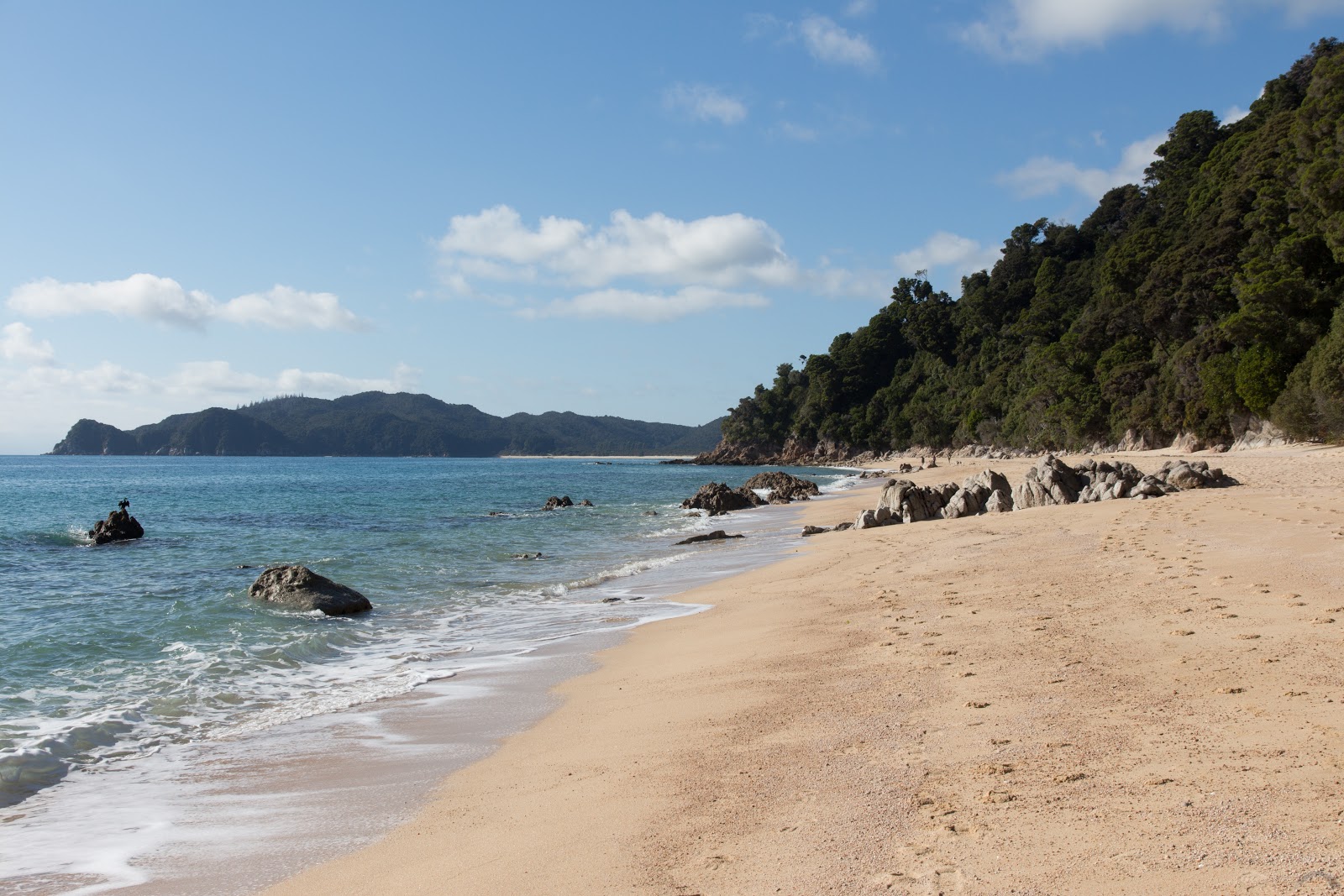 Fotografie cu Goat Bay Beach cu o suprafață de nisip fin strălucitor