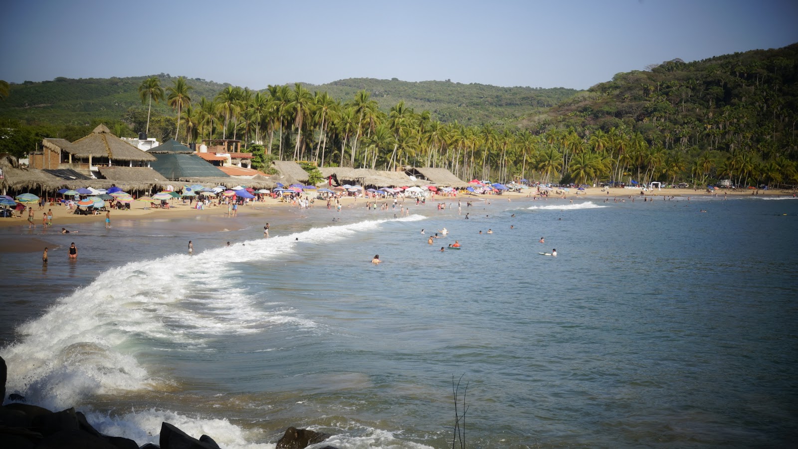 Playa Chacala的照片 带有碧绿色水表面