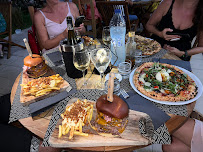 Plats et boissons du Restaurant Pizzas & burgers L’Atelier De Crystal Beach à Saint-François - n°5