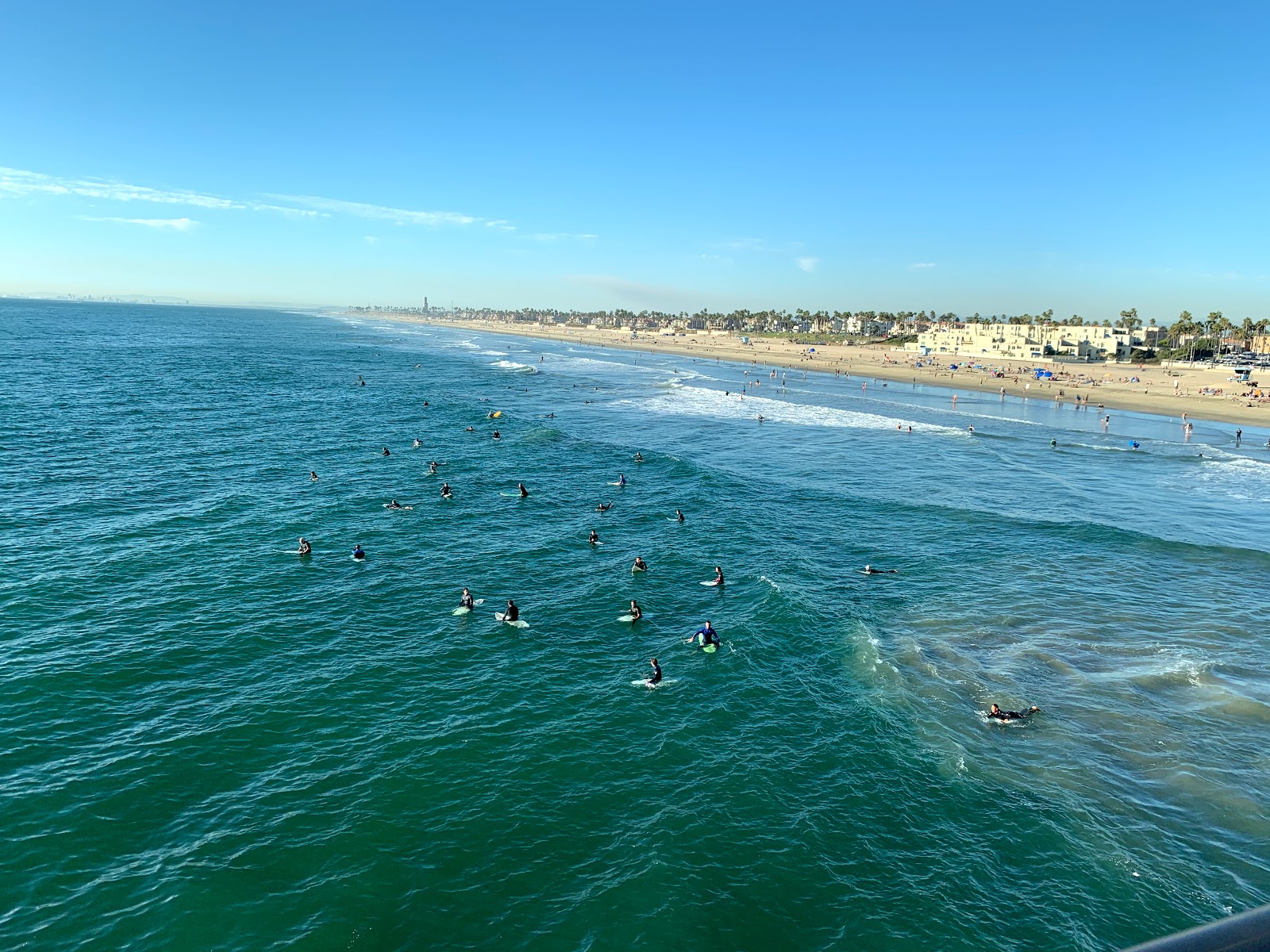Foto van Huntington Beach met turquoise water oppervlakte