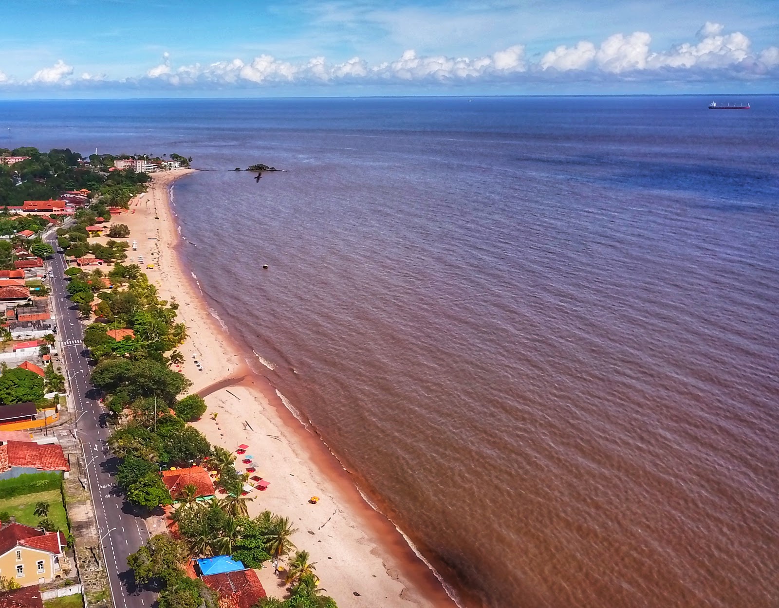 Foto de Praia do Chapeu Virado con recta y larga