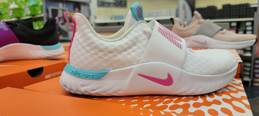 Shoe Store «Shoe Carnival», reviews and photos, 2105 N Prospect Ave, Champaign, IL 61822, USA