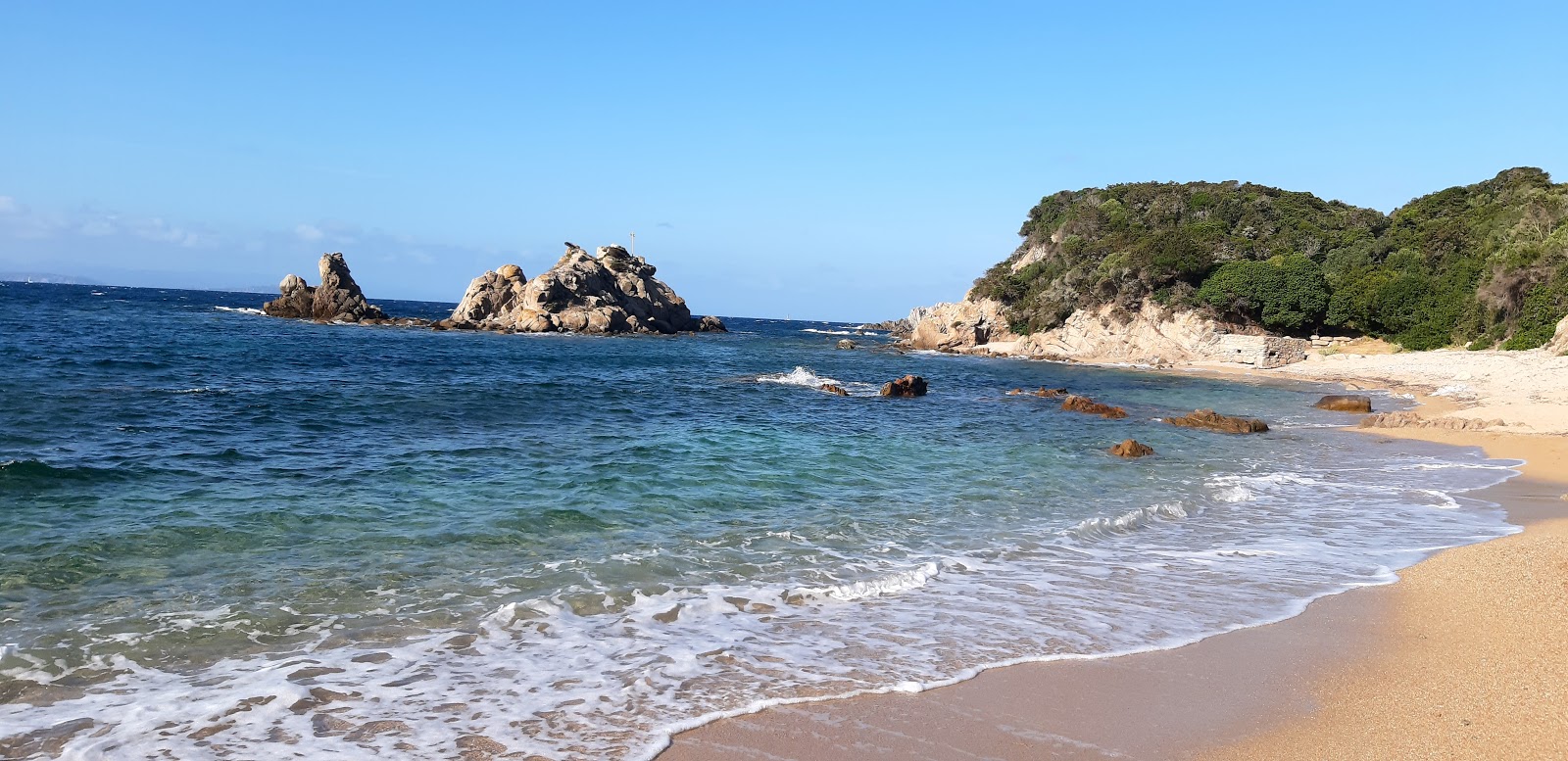 Plage de Cala Sciumara的照片 带有明亮的沙子表面