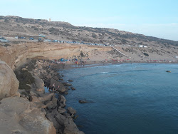 Foto von Plage Kef Lasfar umgeben von Bergen