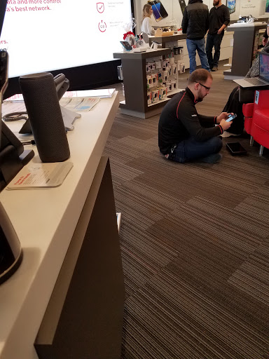 Cell Phone Store «Verizon», reviews and photos, 4415 Commercial St SE, Salem, OR 97302, USA