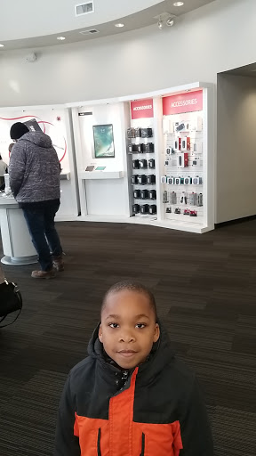 Cell Phone Store «Verizon», reviews and photos, 28117 Telegraph Rd, Southfield, MI 48034, USA