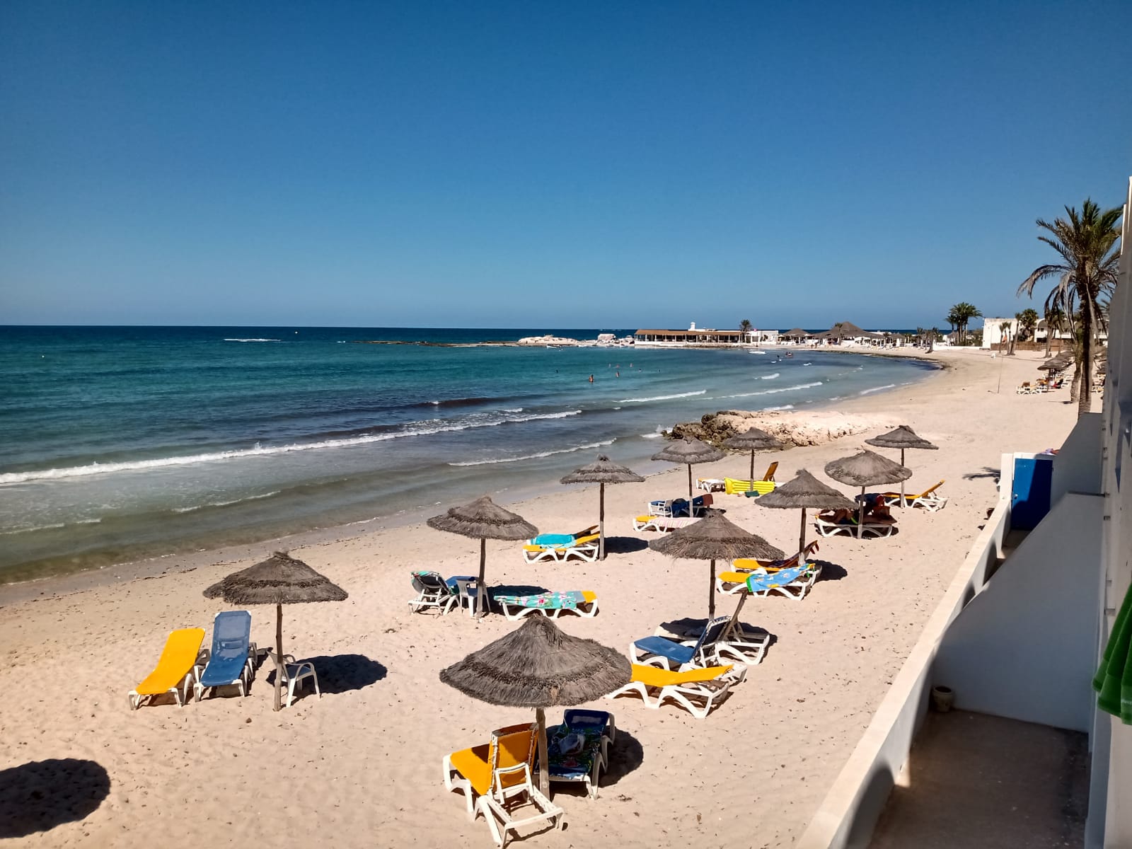 Foto di Sundy Beach con una superficie del sabbia bianca