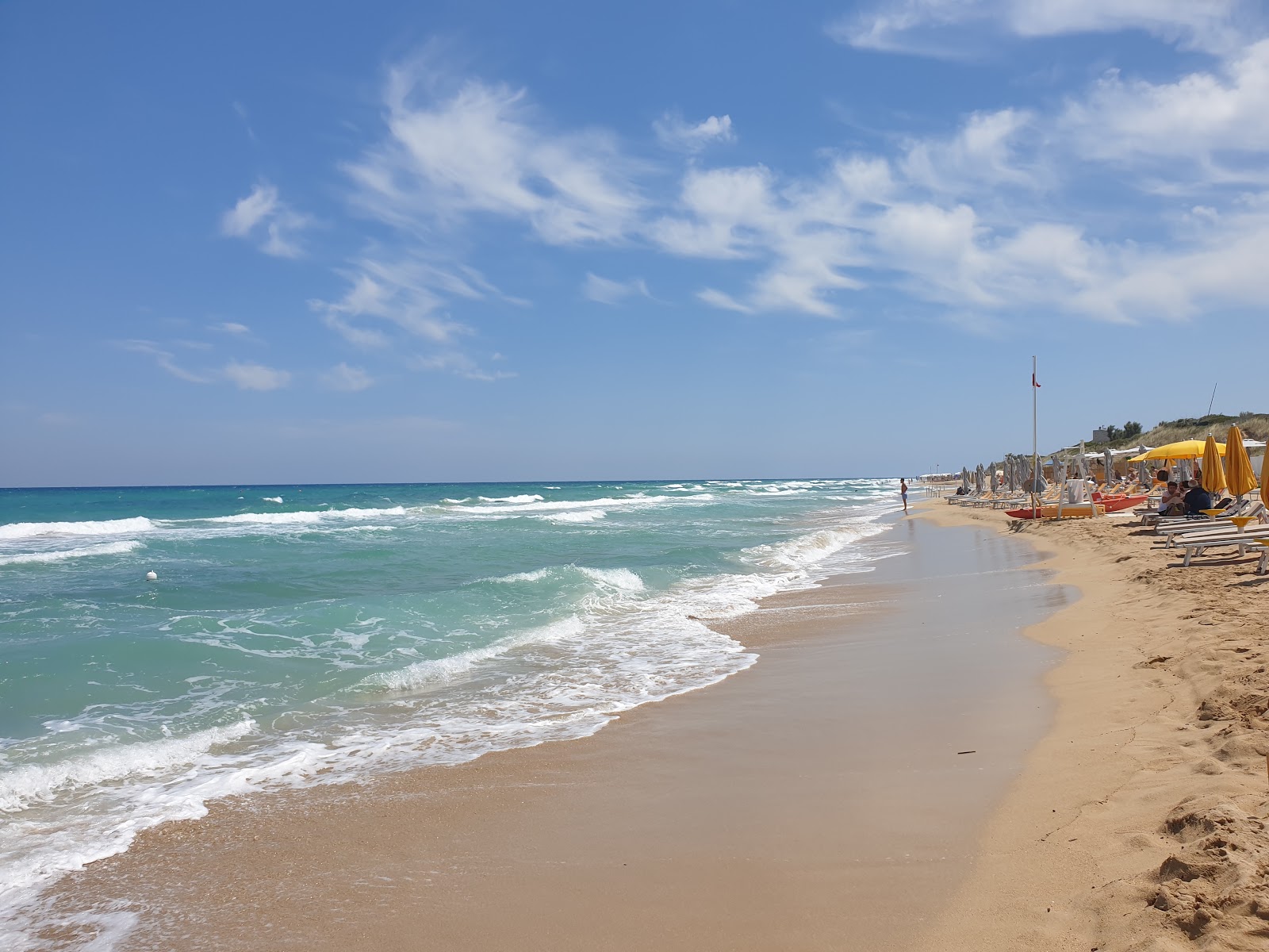 Foto de Sabbiadoro beach con recta y larga