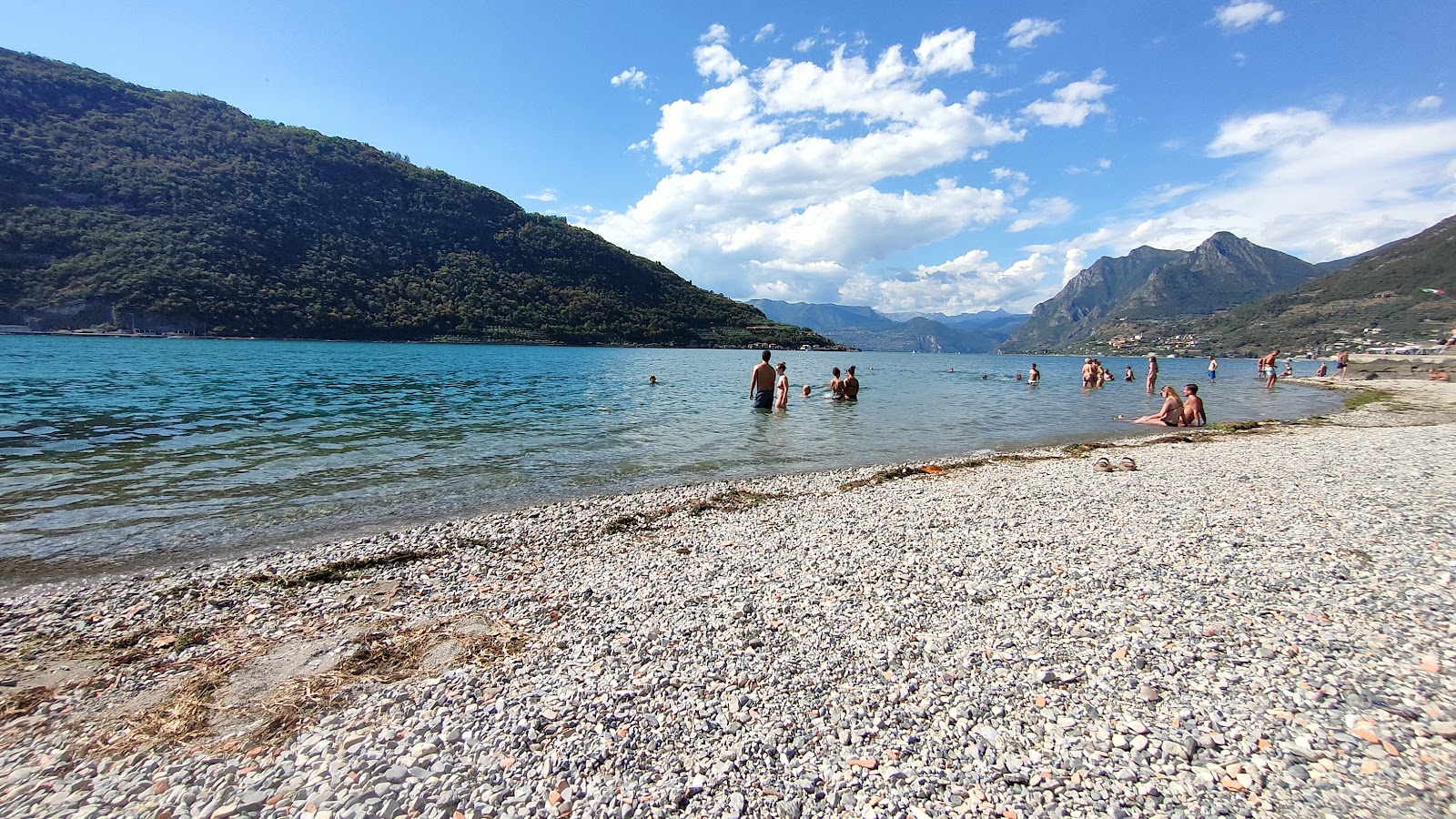 Spiaggia Perla Sebina'in fotoğrafı düz bir kıyı şeridi ile birlikte