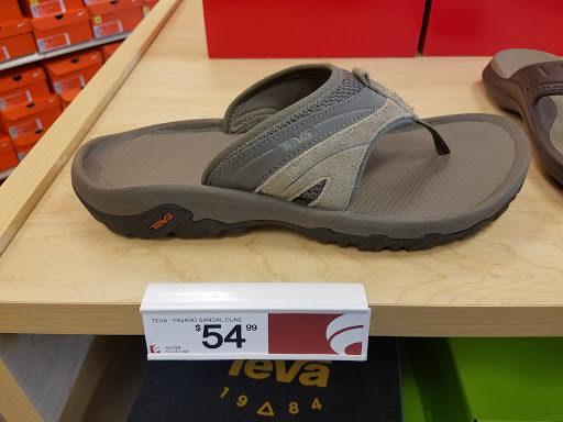 Shoe Store «Famous Footwear», reviews and photos, 1800 E Rio Salado Pkwy, Tempe, AZ 85281, USA