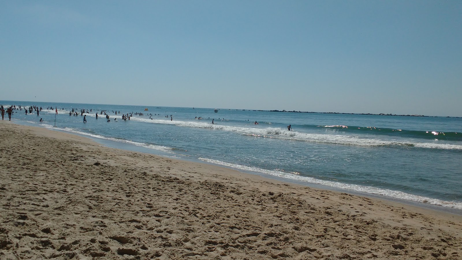 Foto di Central Beach - Barra Velha con una superficie del sabbia beige