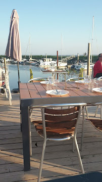 Atmosphère du Bar-restaurant à huîtres Cabane Nacrée - vue panoramique sur le bassin à Andernos-les-Bains - n°13