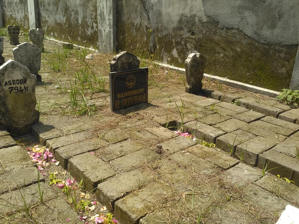 Makam K.H. Asmoeni bin Iskandar (salah satu pendiri Organisasi IPNU)