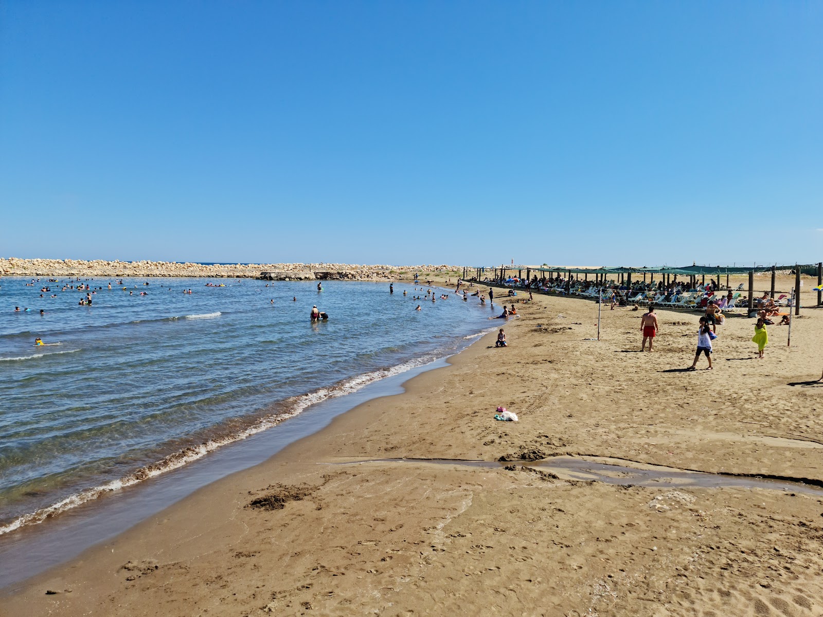 Foto di Erdemli Topraksu Plaji con una superficie del sabbia beige